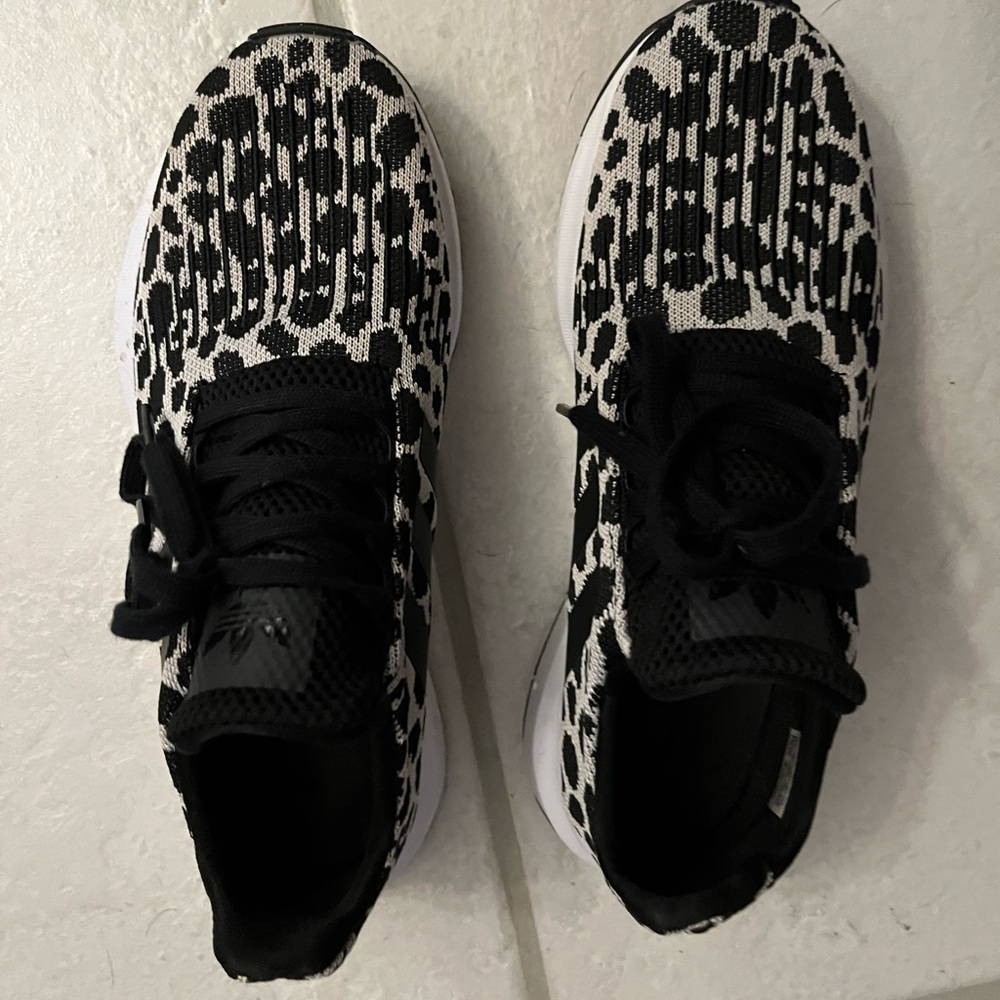 Adidas Swift Run Ladies Sneakers Size 8.5 Leopard Print EUC